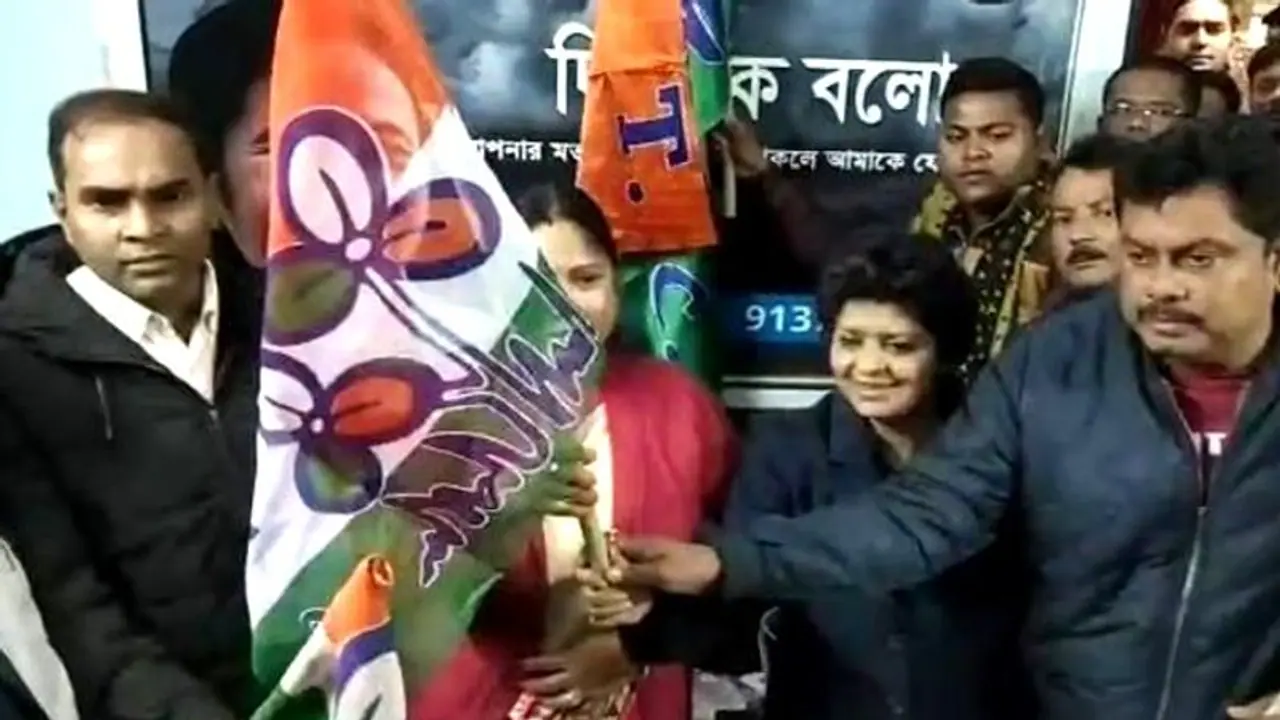 ঘর ওয়াপসির জের, দক্ষিণ দিনাজপুরে বিজেপির জেলা পরিষদ দখল নিল তৃণমূল ঘর ওয়াপসির জের, দক্ষিণ দিনাজপুরে বিজেপির জেলা পরিষদ দখল নিল তৃণমূল