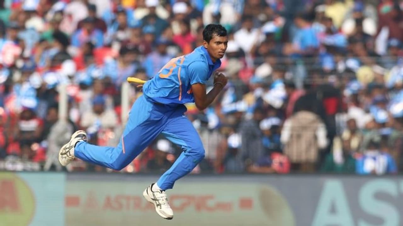 അരങ്ങേറ്റം ഗംഭീരമാക്കി സെയ്നി; വിന്ഡീസ് പ്രതിരോധത്തില് അരങ്ങേറ്റം ഗംഭീരമാക്കി സെയ്നി; വിന്ഡീസ് പ്രതിരോധത്തില്