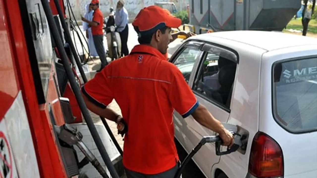 ফের ৭৪টাকা পেট্রোলের দাম, রবিবার আরও সস্তা হল জ্বালানি ফের ৭৪টাকা পেট্রোলের দাম, রবিবার আরও সস্তা হল জ্বালানি