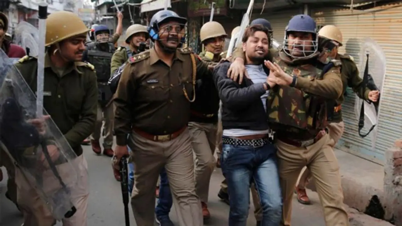 CAA विरोधः हिंसा में हुए नुकसान की शुरू हुई भरपाई, 80 दुकान सीज, टीएमसी नेताओं को आने से रोका गया CAA विरोधः हिंसा में हुए नुकसान की शुरू हुई भरपाई, 80 दुकान सीज, टीएमसी नेताओं को आने से रोका गया