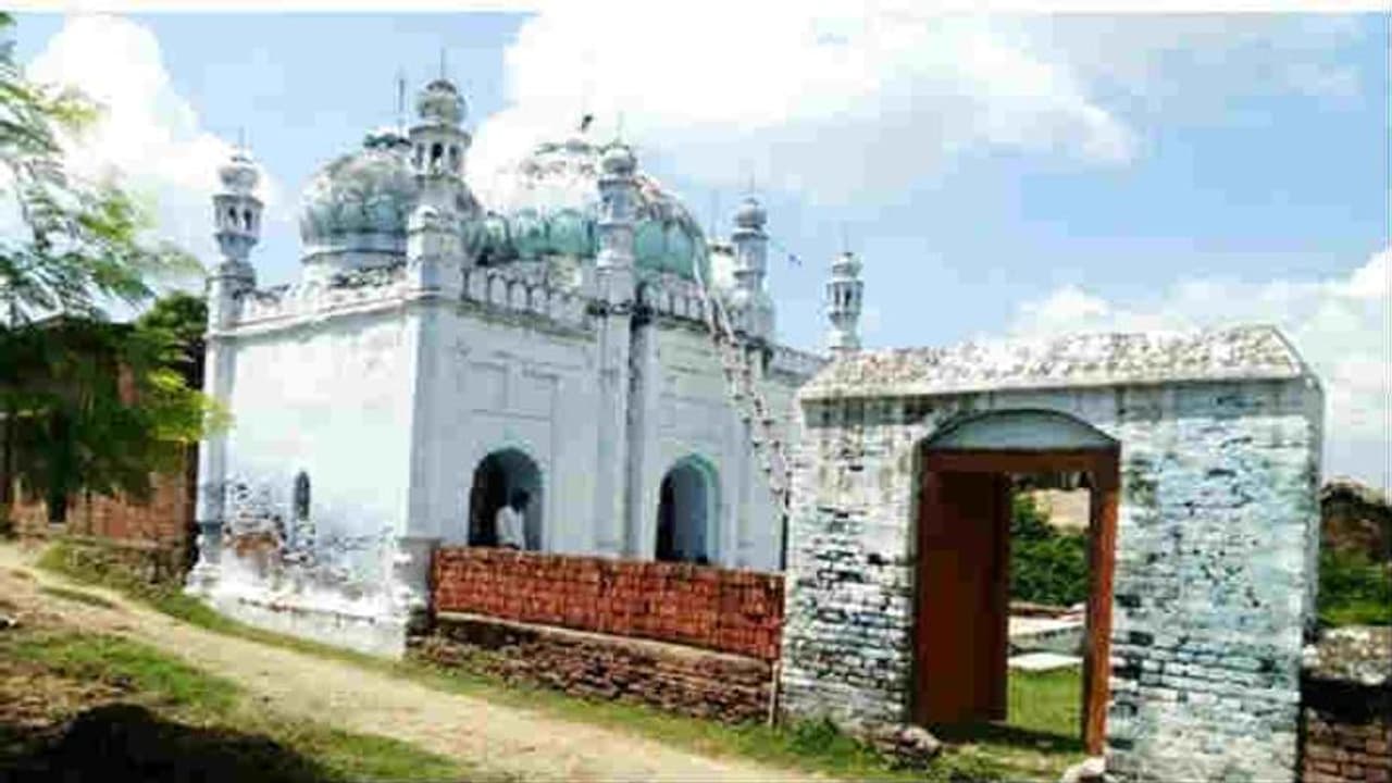 इस गांव में नहीं है कोई मुस्लिम, हिंदू देते हैं मस्जिद में पांचों वक्त नमाज, रखते है मस्जिद का ख्याल