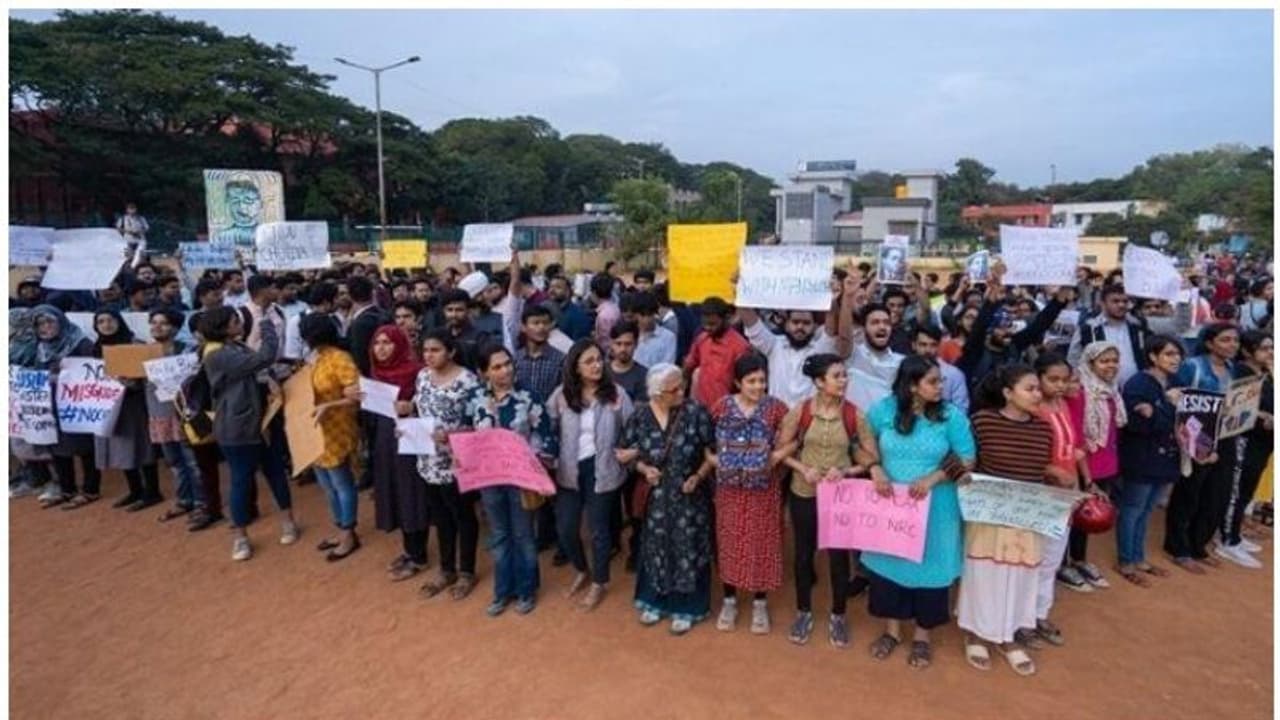 പൗരത്വ നിയമ ഭേദഗതി പ്രതിഷേധം; ചരിത്രമായി, കരുത്ത് പകര്ന്ന് സ്ത്രീ സാന്നിദ്ധ്യം പൗരത്വ നിയമ ഭേദഗതി പ്രതിഷേധം; ചരിത്രമായി, കരുത്ത് പകര്ന്ന് സ്ത്രീ സാന്നിദ്ധ്യം