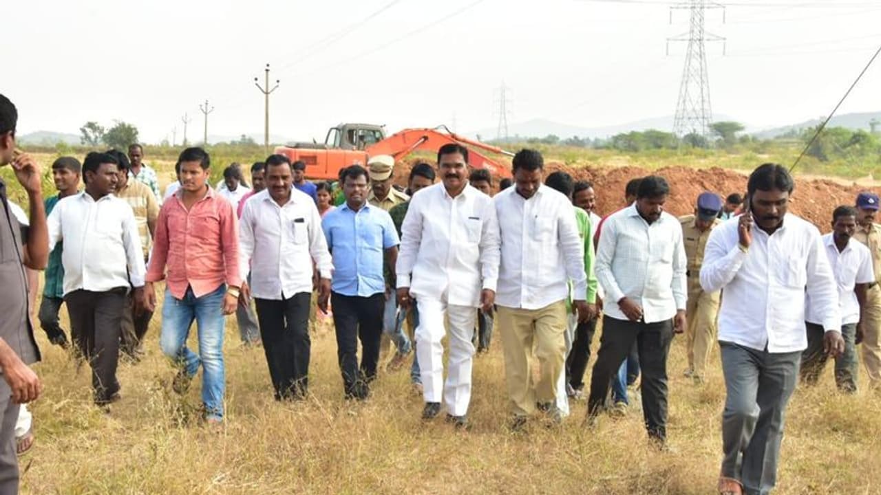 ఆ జలాశయంతో వనపర్తికి మహర్దశ...పనులను పరిశీలించిన మంత్రి సింగిరెడ్డి ఆ జలాశయంతో వనపర్తికి మహర్దశ...పనులను పరిశీలించిన మంత్రి సింగిరెడ్డి