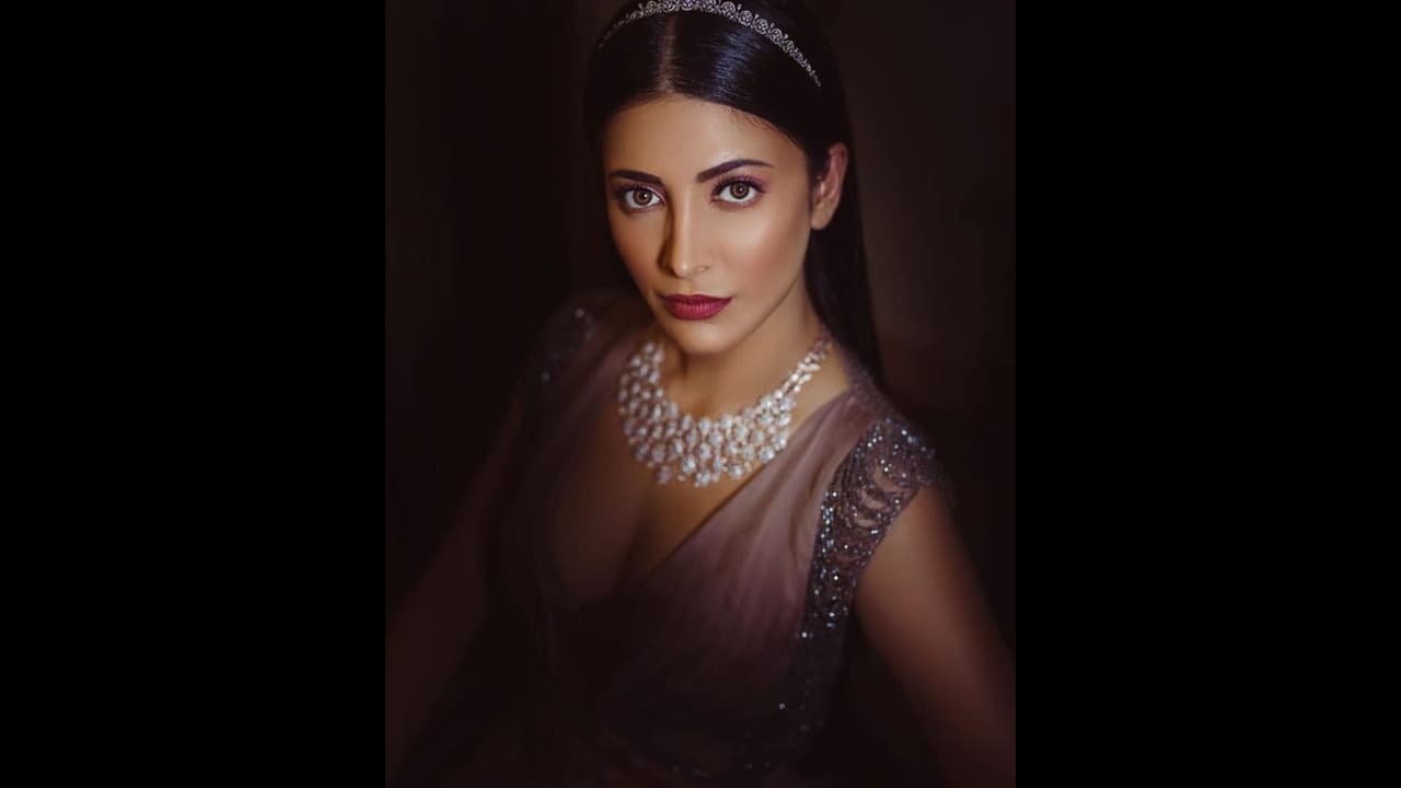 సంక్రాంతి 2 సినిమాలకు శృతిహాసన్ కు ఎంత ఇచ్చారంటే... సంక్రాంతి 2 సినిమాలకు శృతిహాసన్ కు ఎంత ఇచ్చారంటే...