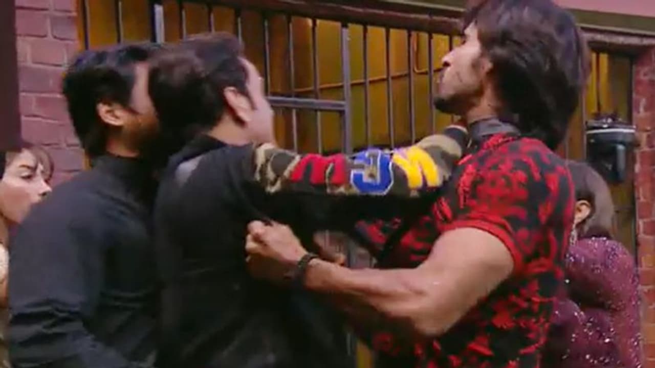 रश्मि के ब्वॉयफ्रेंड ने दी सिद्धार्थ पर एसिड फेंकने की धमकी, भड़के लोगों ने की गिरफ्तारी की मांग रश्मि के ब्वॉयफ्रेंड ने दी सिद्धार्थ पर एसिड फेंकने की धमकी, भड़के लोगों ने की गिरफ्तारी की मांग