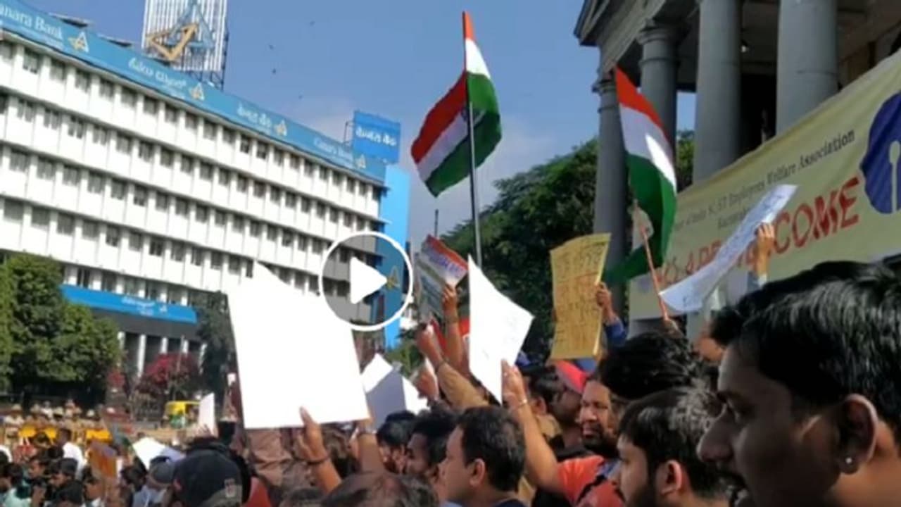 ಟೌನ್ ಹಾಲ್ ನಿಂದ ತೆರಳುತ್ತಿದ್ದ ಕಾರ್ಯಕರ್ತನ ಮೇಲೆ ರಾಡ್ನಿಂದ ಹಲ್ಲೆ ಟೌನ್ ಹಾಲ್ ನಿಂದ ತೆರಳುತ್ತಿದ್ದ ಕಾರ್ಯಕರ್ತನ ಮೇಲೆ ರಾಡ್ನಿಂದ ಹಲ್ಲೆ