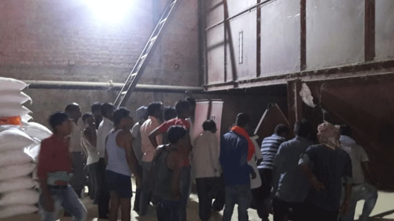 एक साथ सुकून की नींद सोए थे 2 साथी, सुबह 4 बजे दोनों चीखने लगे, एक की मौत तो दूसरा किस्मत से बचा