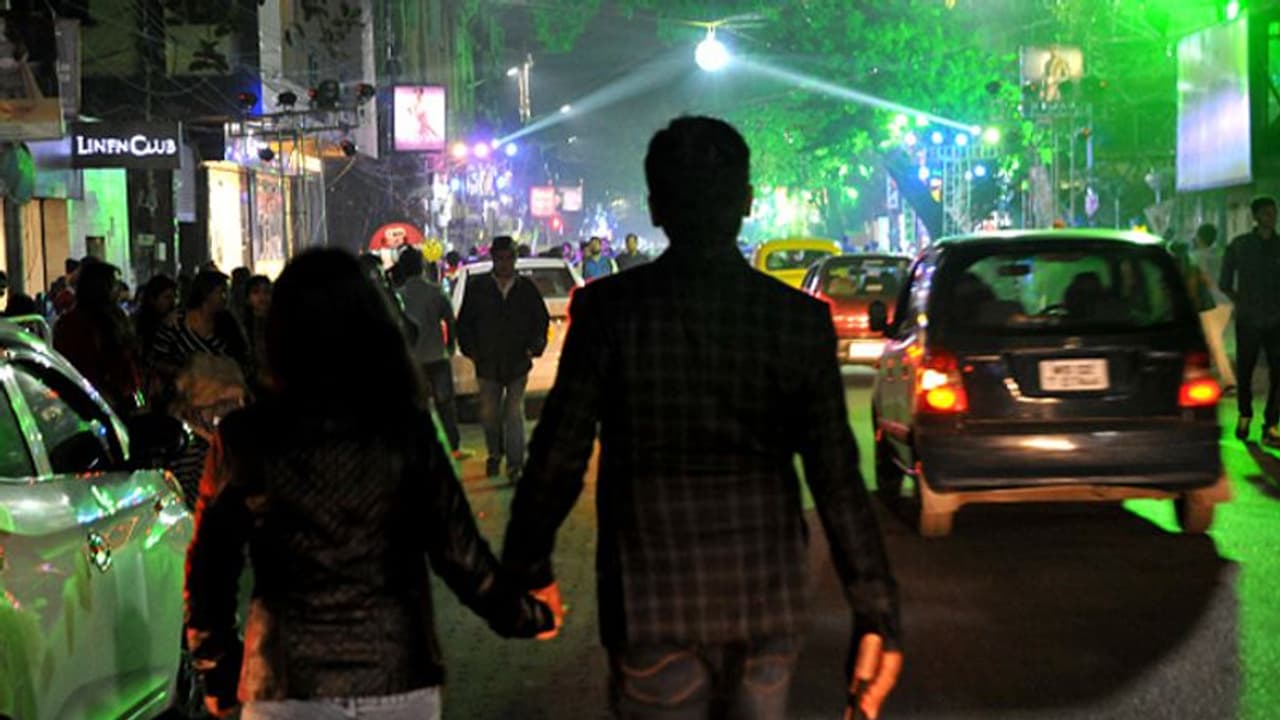 ഒറ്റക്കുള്ള ആഘോഷം വേണ്ട; കൂട്ടില്ലാതെ പുതുവര്ഷ പാര്ട്ടിയില് കയറ്റില്ലെന്ന് പൊലീസ് ഒറ്റക്കുള്ള ആഘോഷം വേണ്ട; കൂട്ടില്ലാതെ പുതുവര്ഷ പാര്ട്ടിയില് കയറ്റില്ലെന്ന് പൊലീസ്