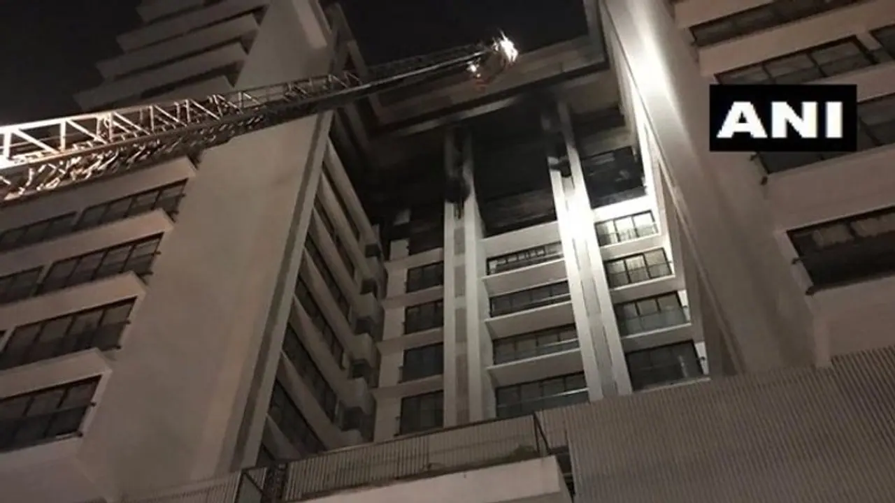 मुंबई में बहुमंजिला इमारत में लगी आग, दमकल की टीम ने समय रहते पाया काबू मुंबई में बहुमंजिला इमारत में लगी आग, दमकल की टीम ने समय रहते पाया काबू