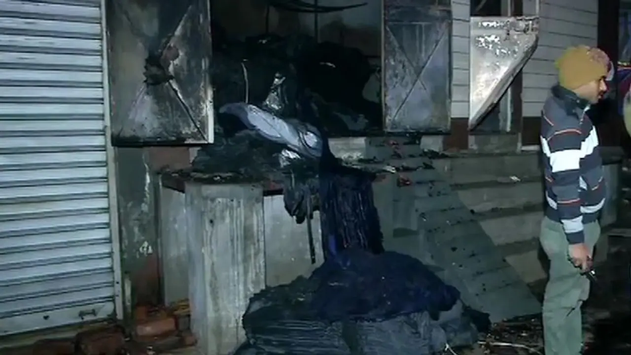 दिल्ली में 15 दिन में दूसरी बड़ी आग, किराड़ी में सोते वक्त जिंदा जल गए 9 लोग दिल्ली में 15 दिन में दूसरी बड़ी आग, किराड़ी में सोते वक्त जिंदा जल गए 9 लोग