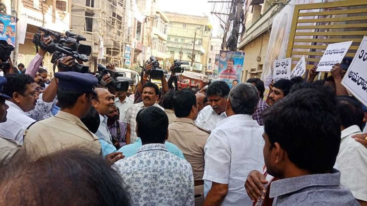 కేబినెట్ భేటీ, ఆ రోజు ఆందోళనలొద్దు: రాజధాని రైతులకు పోలీసుల నోటీసులు