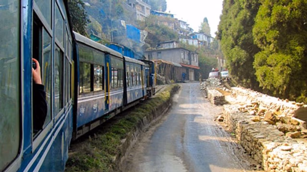 বিপত্তি ভূলে ভ্রমণমুখি পর্যটক, শীতের ছুটিতে দার্জিলিং এ উপচে পড়া ভিড় বিপত্তি ভূলে ভ্রমণমুখি পর্যটক, শীতের ছুটিতে দার্জিলিং এ উপচে পড়া ভিড়