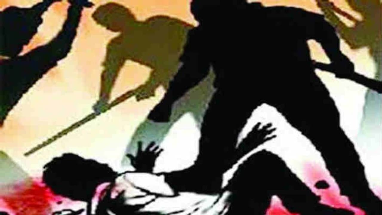 सड़क पर छेड़खानी कर रहे मनचलों को लड़कियों ने सिखाया जीवन भर का सबक