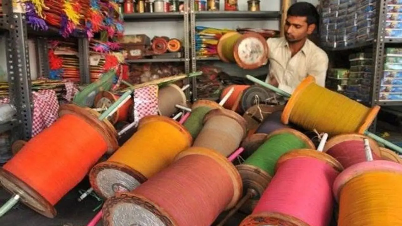 পাঞ্জা কষছে মাঞ্জা, শহরে চিনা ঘুড়ির সুতোয় প্রথম বলি স্কুটার চালক পাঞ্জা কষছে মাঞ্জা, শহরে চিনা ঘুড়ির সুতোয় প্রথম বলি স্কুটার চালক