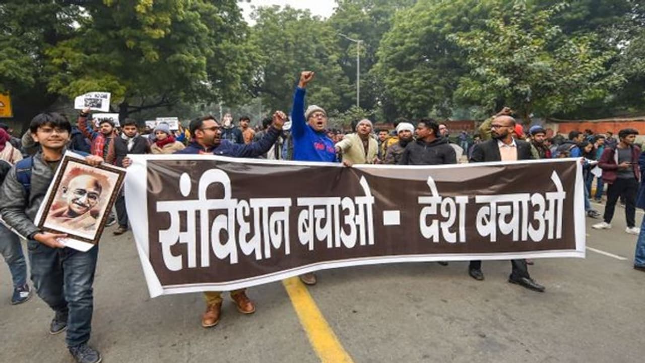 कश्मीर के पत्थरबाजों को बुलाकर लखनऊ में करवाया गया था दंगा,घटना से पहले बैठक कर तैयार हुआ था प्लान कश्मीर के पत्थरबाजों को बुलाकर लखनऊ में करवाया गया था दंगा,घटना से पहले बैठक कर तैयार हुआ था प्लान