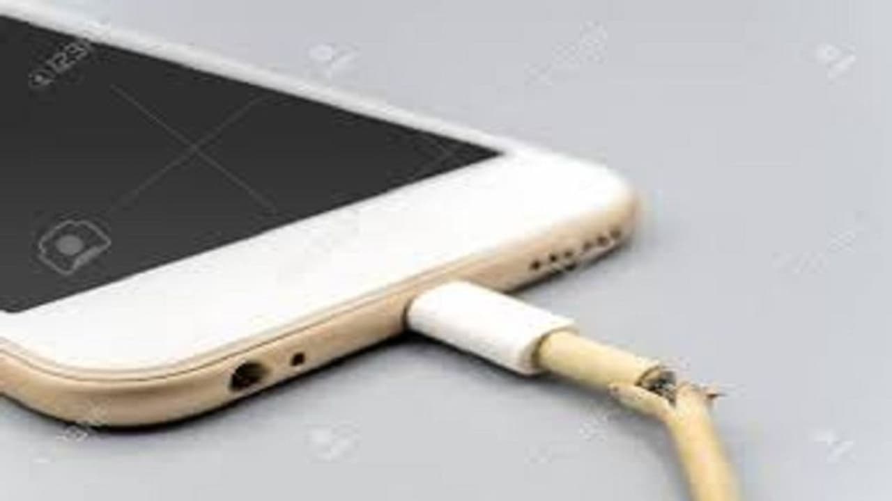 चार्जर के पिन में उतरा करेंट, मोबाइल में पिन लगा रहे युवक की मौत चार्जर के पिन में उतरा करेंट, मोबाइल में पिन लगा रहे युवक की मौत