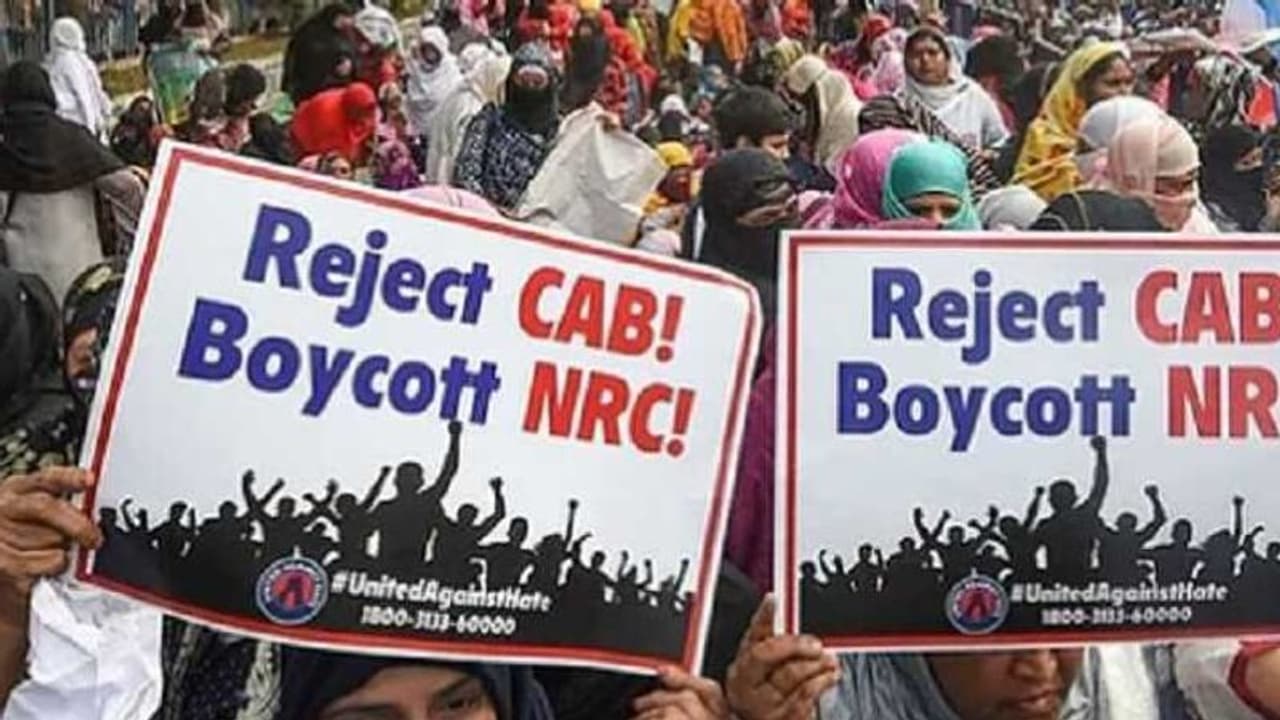 CAA के विरोध में हिंसा: अवैध तमंचों से प्रदर्शनकारी कर रहे थे फायरिंग, पुलिस ने बरामद किए 35 हथियार CAA के विरोध में हिंसा: अवैध तमंचों से प्रदर्शनकारी कर रहे थे फायरिंग, पुलिस ने बरामद किए 35 हथियार