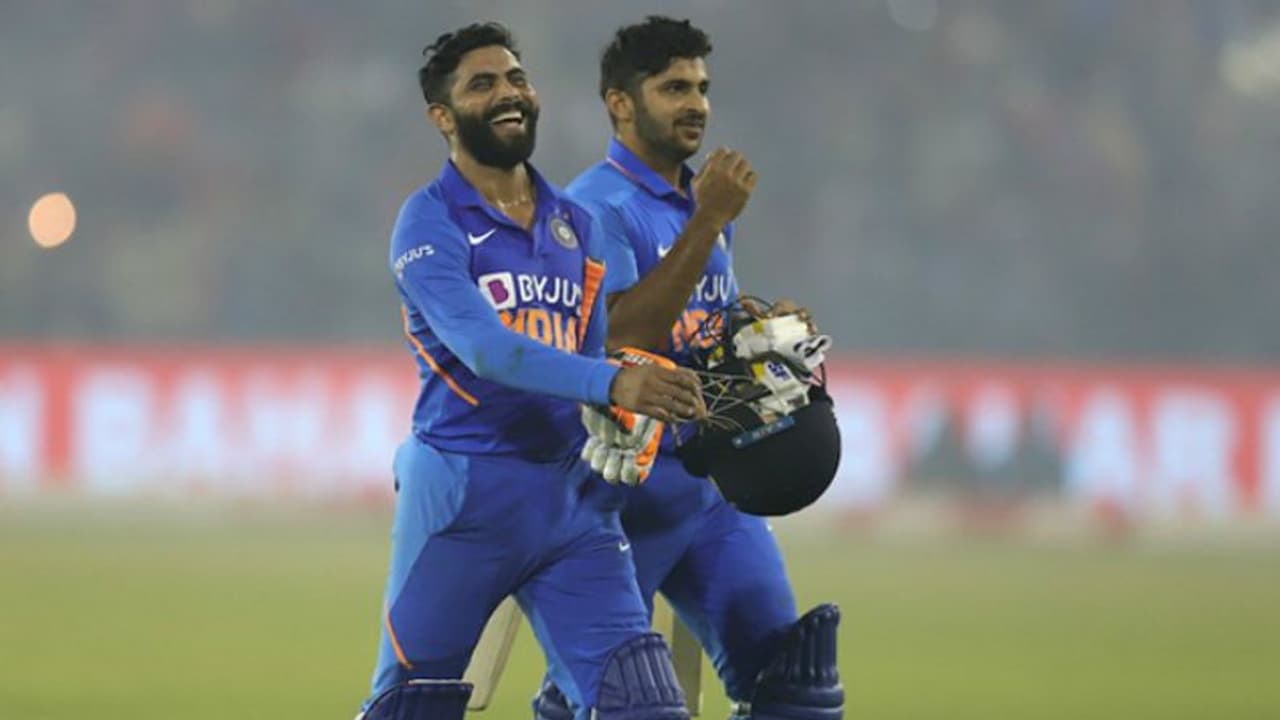 ஷர்துல் தாகூரிடம் ஒரே ஒரு விஷயம்தான் சொன்னேன்.. வெற்றிக்கு பின் ஜடேஜா அதிரடி ஷர்துல் தாகூரிடம் ஒரே ஒரு விஷயம்தான் சொன்னேன்.. வெற்றிக்கு பின் ஜடேஜா அதிரடி