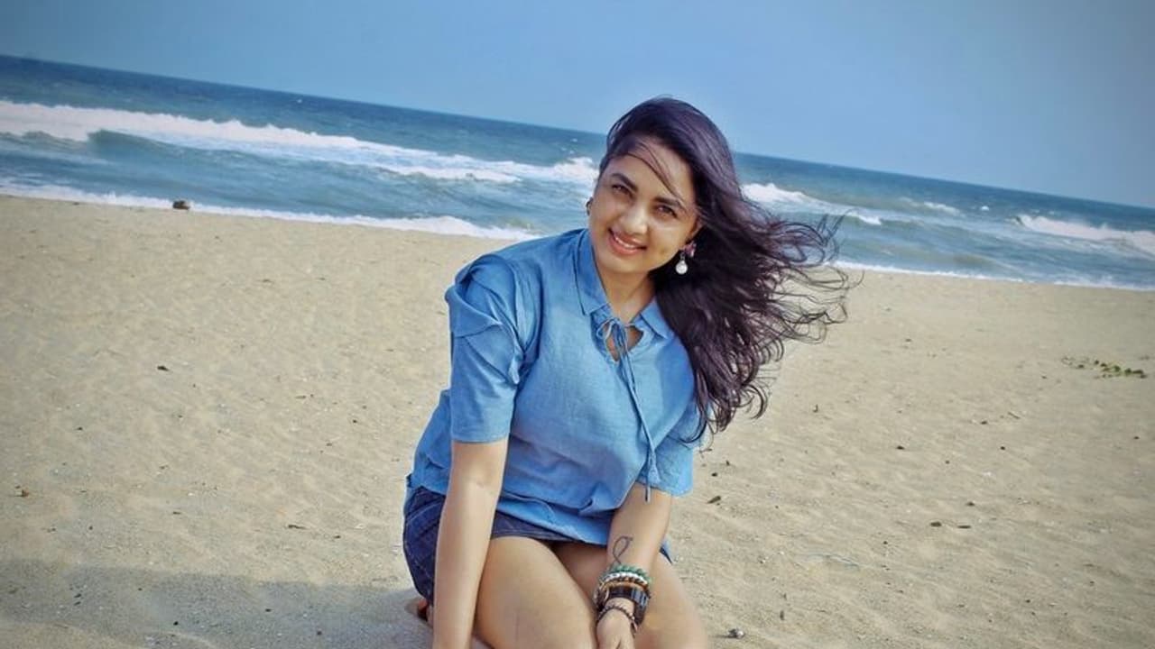 வீட்டில் இருக்க போர் அடிக்குதா? அப்போ இதை செய்யுங்க... நடிகை சிருஷ்டிடாங்கே அறிவித்த கவிதைப் போட்டி! வீட்டில் இருக்க போர் அடிக்குதா? அப்போ இதை செய்யுங்க... நடிகை சிருஷ்டிடாங்கே அறிவித்த கவிதைப் போட்டி!