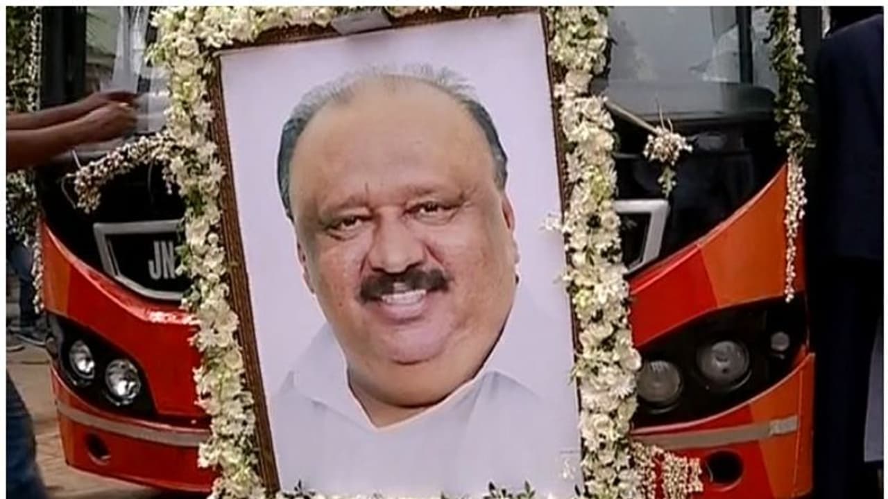 തോമസ് ചാണ്ടിയുടെ മൃതദേഹവുമായി വിലാപയാത്ര: വൈകീട്ട് കുട്ടനാട്ടിലെ വീട്ടിലെത്തിക്കും തോമസ് ചാണ്ടിയുടെ മൃതദേഹവുമായി വിലാപയാത്ര: വൈകീട്ട് കുട്ടനാട്ടിലെ വീട്ടിലെത്തിക്കും