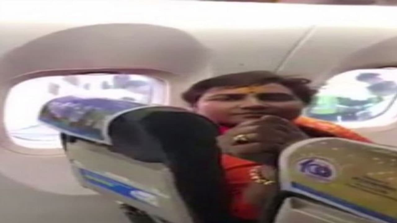দেরিতে বিমান ওড়া নিয়ে বিজেপি সাংসদ সাধ্বী প্রজ্ঞাকে কড়া ভাষায় জবাব বিরক্ত যাত্রীদের, ভাইরাল হল ভিডিও