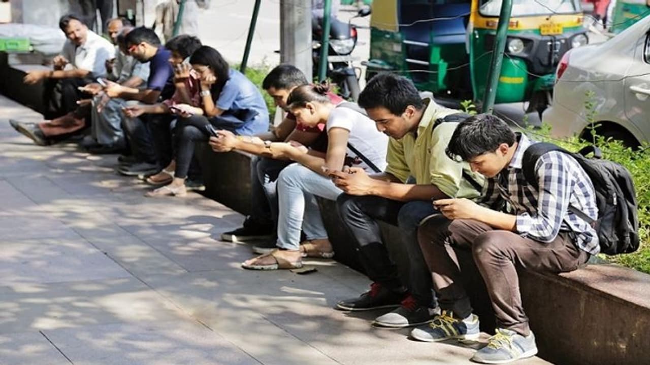 ఒక మనిషి రోజుకి ఎన్ని గంటలు ఫోన్ చూస్తాడో తెలుసా...? ఒక మనిషి రోజుకి ఎన్ని గంటలు ఫోన్ చూస్తాడో తెలుసా...?