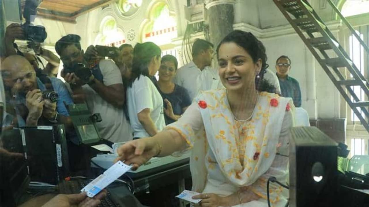 ಕಂಗನಾಗೆ ಇದೆಂಥಾ ಗತಿ! ರೈಲ್ವೇ ಟಿಕೆಟ್ ಹಂಚುವ ಕೆಲಸ ಶುರು ಮಾಡಿದ್ರಾ 'ಕ್ವೀನ್'? ಕಂಗನಾಗೆ ಇದೆಂಥಾ ಗತಿ! ರೈಲ್ವೇ ಟಿಕೆಟ್ ಹಂಚುವ ಕೆಲಸ ಶುರು ಮಾಡಿದ್ರಾ 'ಕ್ವೀನ್'?