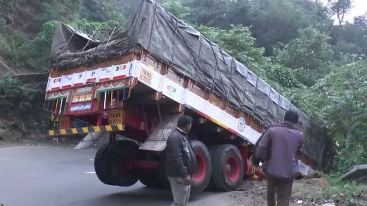 300 அடி பள்ளத்தில் தலைகீழாக தொங்கும் லாரி..!! அதில் இருந்தவர்கள் நிலை என்ன ஆனது தெரியுமா..??