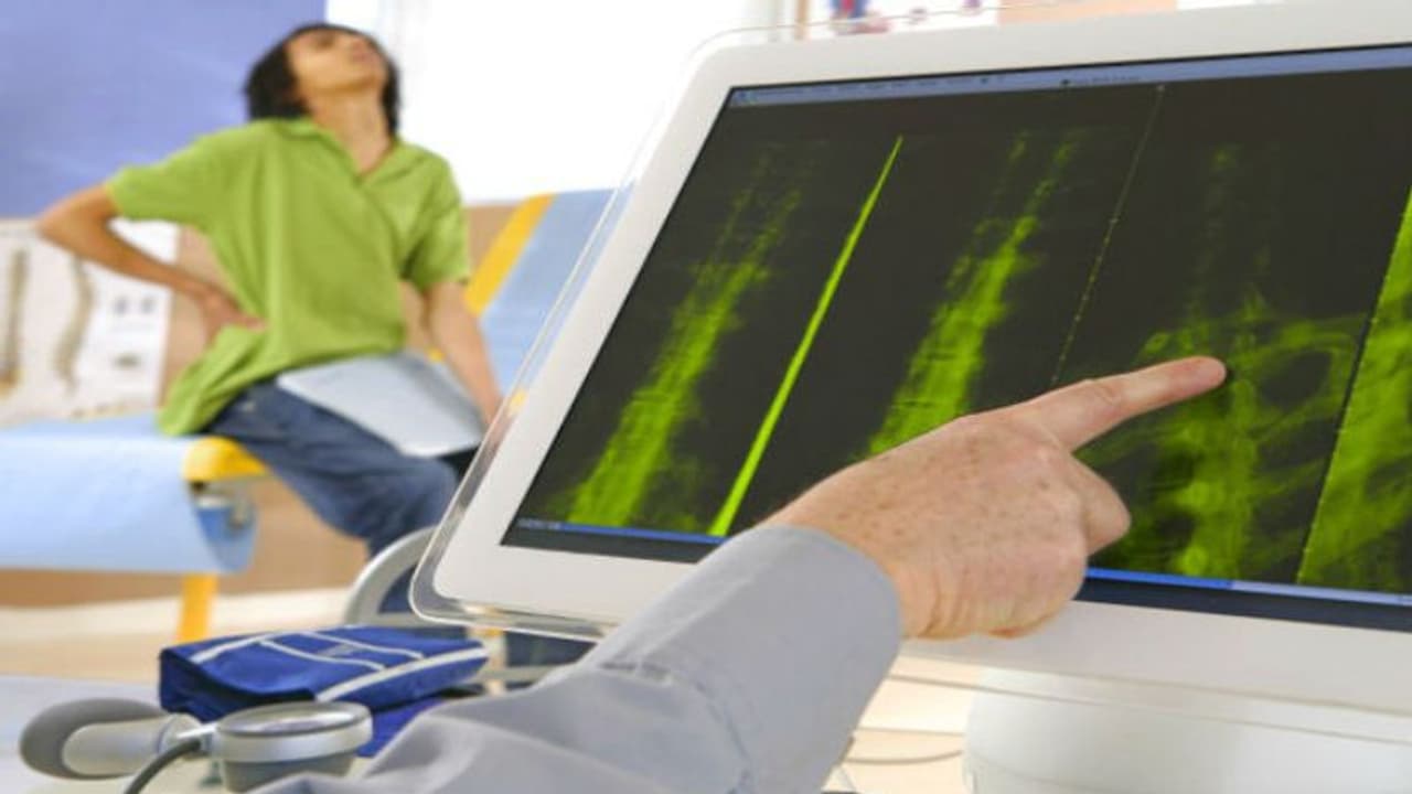 ২ বছর ধরে অসহ্য পিঠে ব্যাথা কিশোরীর, অস্ত্রোপচারে যা বেড়োল তা দেখে হতবাক সকলেই