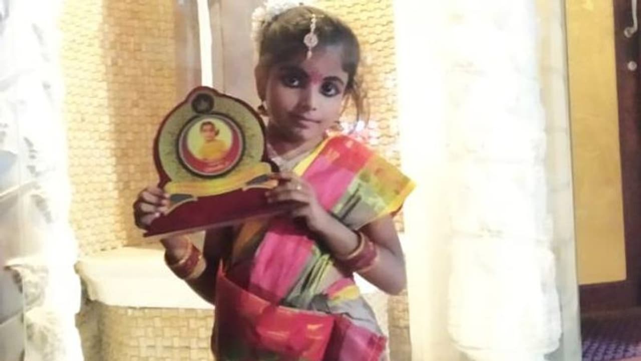 ക്രിസ്മസ് ആഘോഷത്തില് നൃത്തച്ചുവടുകളുമായി ഭിന്നശേഷിക്കാരിയായ ധാരിക ക്രിസ്മസ് ആഘോഷത്തില് നൃത്തച്ചുവടുകളുമായി ഭിന്നശേഷിക്കാരിയായ ധാരിക