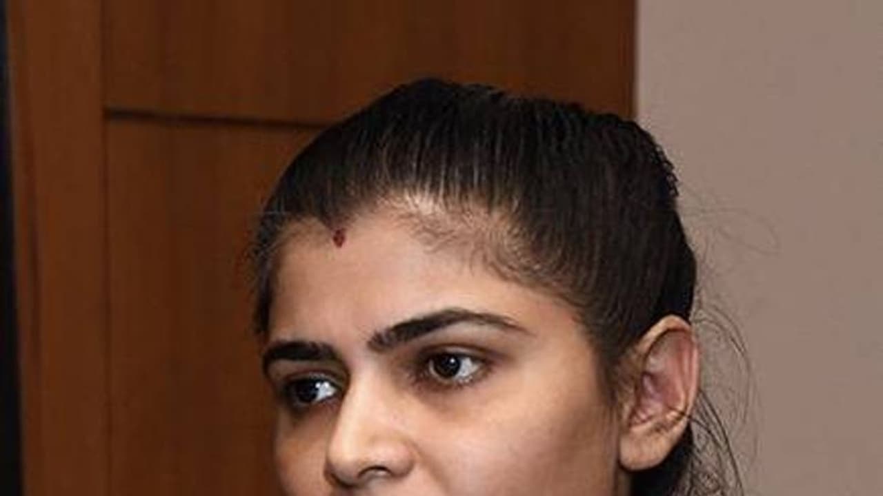 ஒய்.ஜி மகேந்திரன் எல்லாம் ஒரு ஆளா...?? வறுத்தெடுத்த சின்மயி..!!