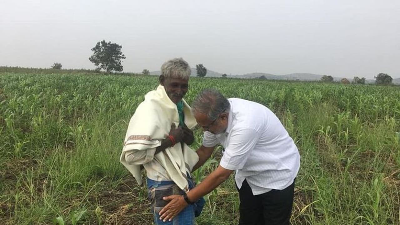 ರೈತರ ದಿನವನ್ನ ವಿಭಿನ್ನವಾಗಿ ಆಚರಿಸಿದ ಸಚಿವ ಸುರೇಶ್ ಕುಮಾರ್ ರೈತರ ದಿನವನ್ನ ವಿಭಿನ್ನವಾಗಿ ಆಚರಿಸಿದ ಸಚಿವ ಸುರೇಶ್ ಕುಮಾರ್