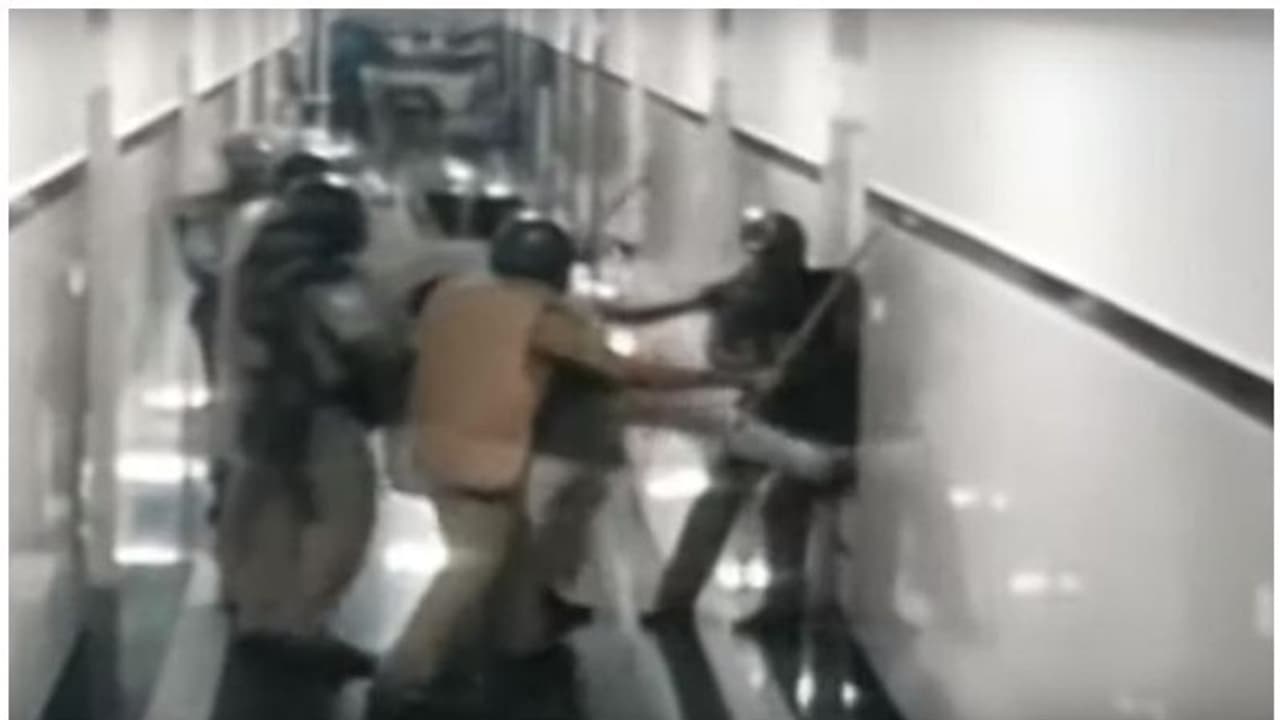 'യുദ്ധസമയത്ത് പോലും ആശുപത്രികള് സുരക്ഷിത മേഖലയാണ്'; പൊലീസ് നടപടിയില് പ്രതിഷേധവുമായി ഐഎംഎ 'യുദ്ധസമയത്ത് പോലും ആശുപത്രികള് സുരക്ഷിത മേഖലയാണ്'; പൊലീസ് നടപടിയില് പ്രതിഷേധവുമായി ഐഎംഎ