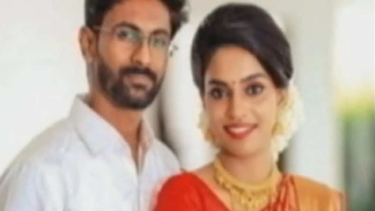 மனைவியை பிரிந்த ஏக்கம்..? திருமணமான 9 மாதங்களில் அரசு மருத்துவர் தூக்கிட்டு தற்கொலை..! மனைவியை பிரிந்த ஏக்கம்..? திருமணமான 9 மாதங்களில் அரசு மருத்துவர் தூக்கிட்டு தற்கொலை..!