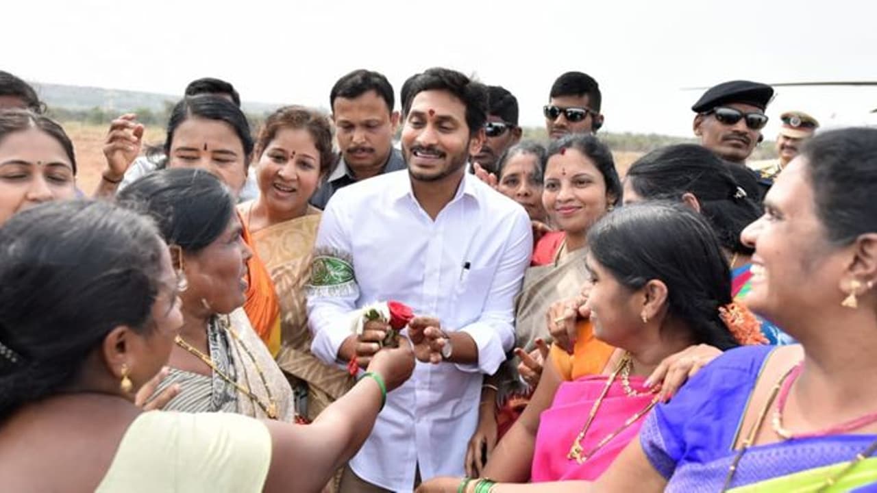 విశాఖ ఉత్సవ్ ను ప్రారంభించిన జగన్... నగరవాసులకు నిరాశ విశాఖ ఉత్సవ్ ను ప్రారంభించిన జగన్... నగరవాసులకు నిరాశ