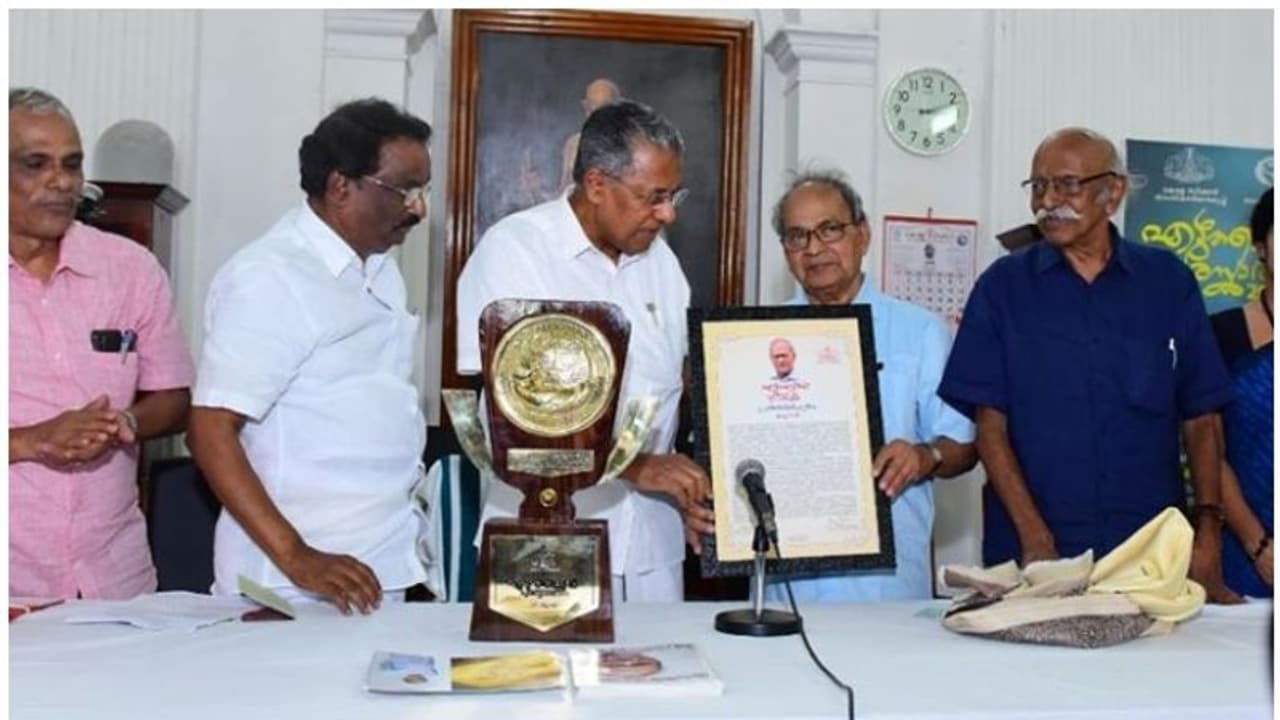 ആനന്ദിന്റെ സാഹിത്യം മരുഭൂമിയിലെ പച്ചപ്പ്: പിണറായി വിജയന് ആനന്ദിന്റെ സാഹിത്യം മരുഭൂമിയിലെ പച്ചപ്പ്: പിണറായി വിജയന്