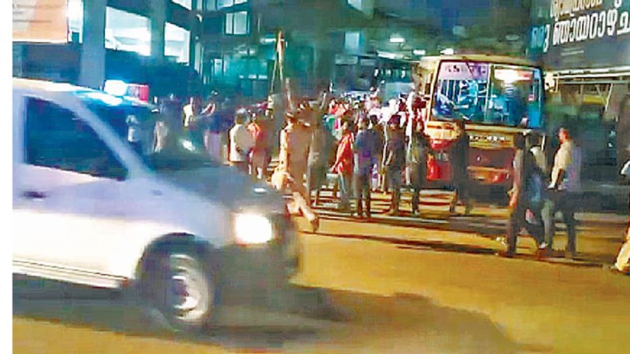 ಬಿಎಸ್ವೈಗೆ ಮುತ್ತಿಗೆ ಯತ್ನ: 13 ಕಾಂಗ್ರೆಸ್ಸಿಗರ ಬಂಧನ ಬಿಎಸ್ವೈಗೆ ಮುತ್ತಿಗೆ ಯತ್ನ: 13 ಕಾಂಗ್ರೆಸ್ಸಿಗರ ಬಂಧನ