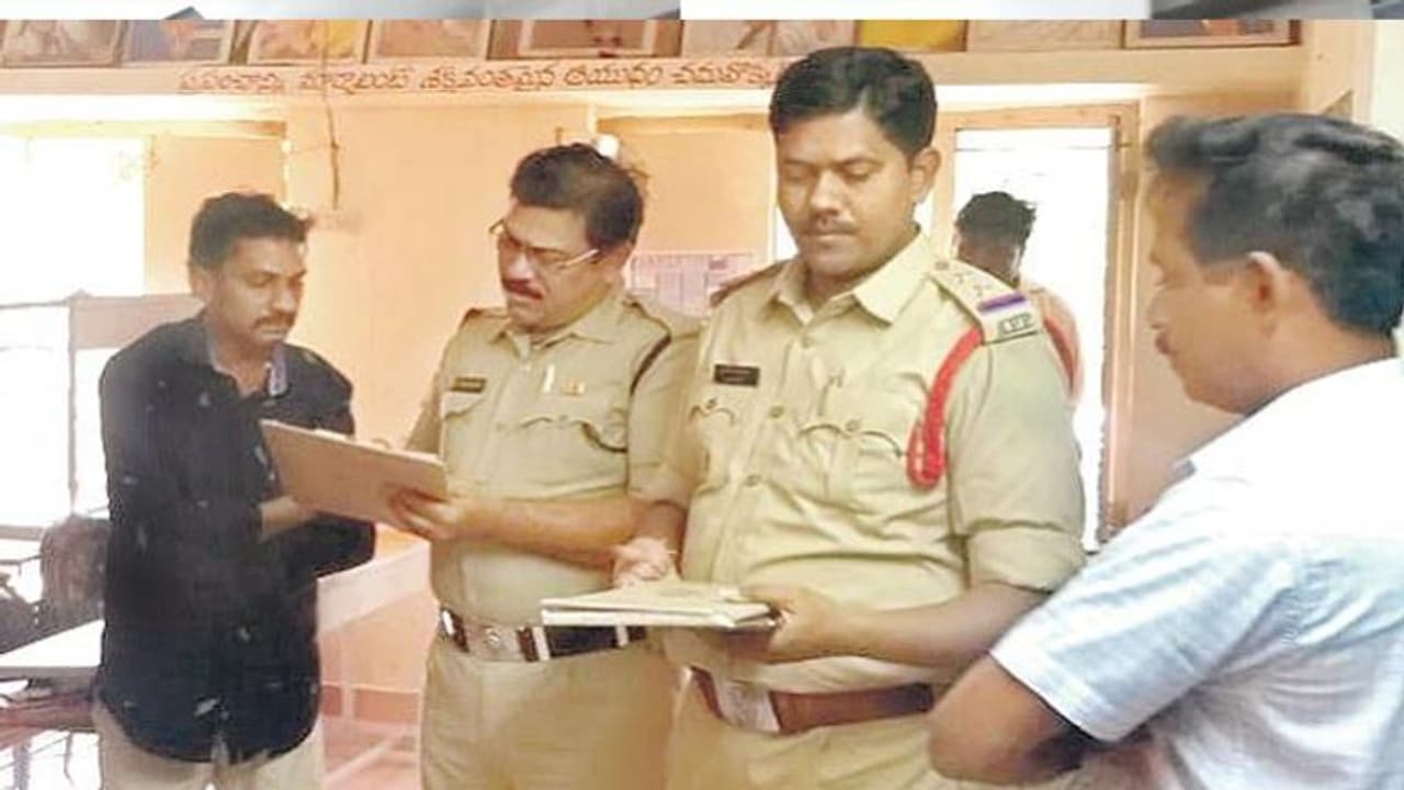 టీజర్ కీచక బుద్ధి.. ఇద్దరు ఐదవ తరగతి బాలికలతో..