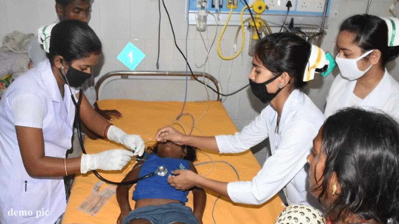 अपनी 2 साल की बच्ची को खून से लथपथ देख मां बाप के उड़े होश, एक सप्ताह पहले बड़ी बेटी की चुकी है मौत अपनी 2 साल की बच्ची को खून से लथपथ देख मां बाप के उड़े होश, एक सप्ताह पहले बड़ी बेटी की चुकी है मौत