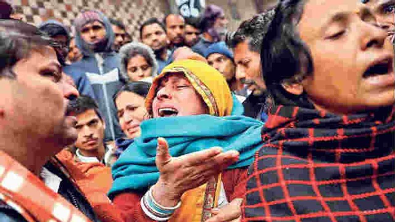 क्या साजिश के तहत लगाई गई थी आग, मेन गेट पर बाहर से लगा था ताला, 9 की गई थी जान क्या साजिश के तहत लगाई गई थी आग, मेन गेट पर बाहर से लगा था ताला, 9 की गई थी जान