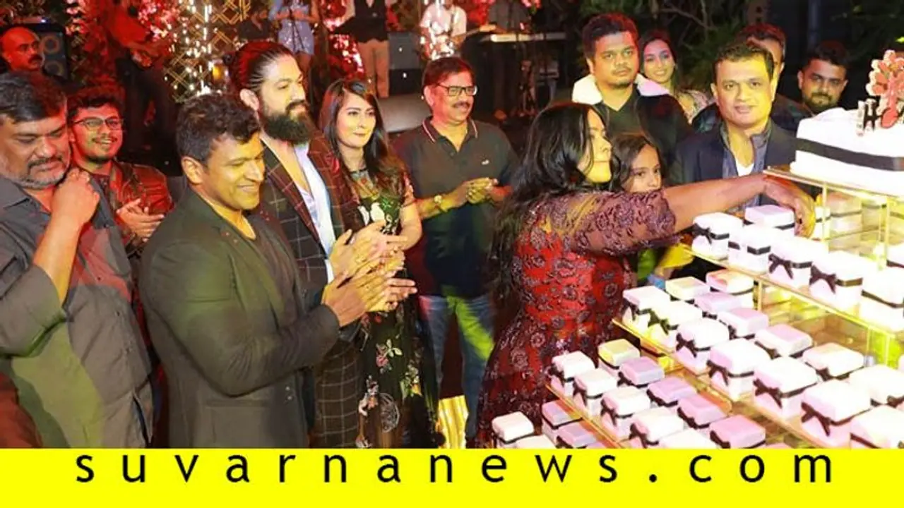 ಹೊಂಬಾಳೆ ಫಿಲ್ಮ್ಸ್ಗೆ 6 ನೇ ವರ್ಷದ ಸಂಭ್ರಮ; ಹೀಗಿತ್ತು ಸ್ಯಾಂಡಲ್ವುಡ್ ತಾರೆಯರ ಸಮಾಗಮ! ಹೊಂಬಾಳೆ ಫಿಲ್ಮ್ಸ್ಗೆ 6 ನೇ ವರ್ಷದ ಸಂಭ್ರಮ; ಹೀಗಿತ್ತು ಸ್ಯಾಂಡಲ್ವುಡ್ ತಾರೆಯರ ಸಮಾಗಮ!