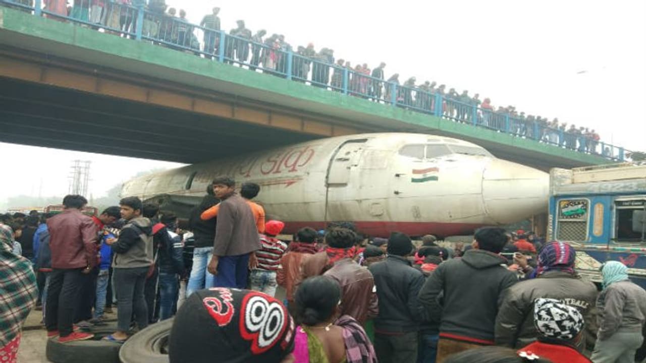 সেতুর নীচে আটকে আস্ত একটি কার্গো বিমান, অবাক পরিস্থিতি দুর্গাপুরে