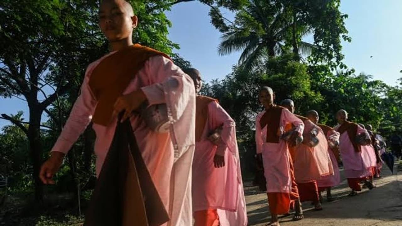 म्यांमार में नन बनीं ये बच्चियां, कभी इनका सपना था इंजीनियर फुटबॉलर बनना म्यांमार में नन बनीं ये बच्चियां, कभी इनका सपना था इंजीनियर फुटबॉलर बनना