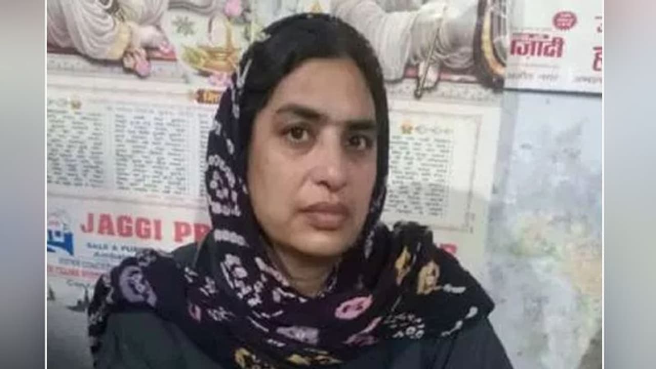 मंत्रीजी की जनसुनवाई में पहुंची महिला और सौंपा एक खत, 'मैंने अपने पति को मारा है, मुझे फांसी दें' मंत्रीजी की जनसुनवाई में पहुंची महिला और सौंपा एक खत, 'मैंने अपने पति को मारा है, मुझे फांसी दें'