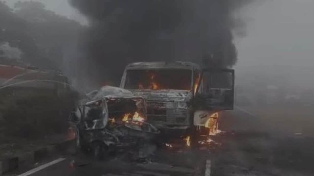 কুয়াশায় মোড়া জাতীয় সড়ক, ভয়াবহ দুর্ঘটনায় প্রাণ গেল একজনের কুয়াশায় মোড়া জাতীয় সড়ক, ভয়াবহ দুর্ঘটনায় প্রাণ গেল একজনের