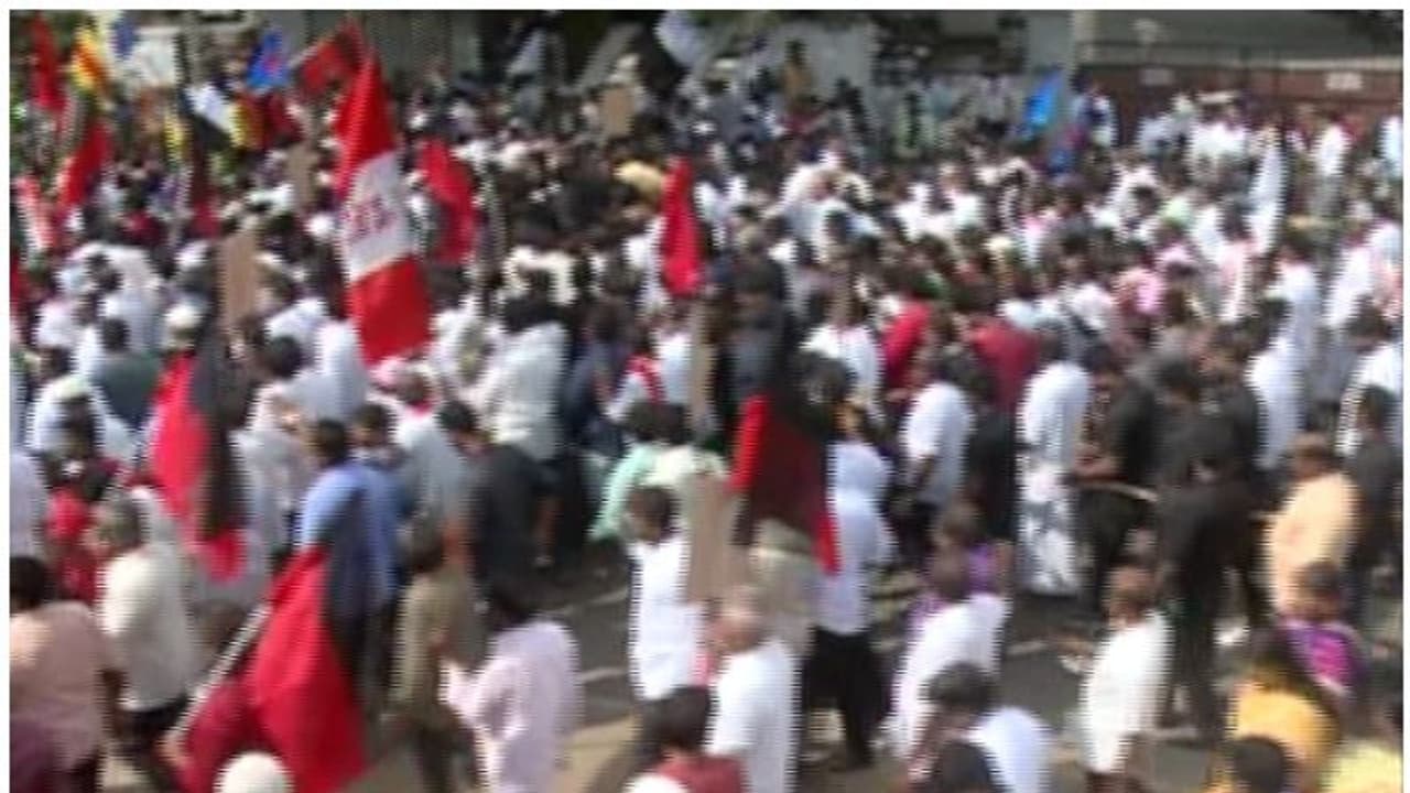 പ്രതിഷേധം കനക്കുന്നു: അണ്ണാ ഡിഎംകെയില് ഭിന്നത, പൗരത്വ നിയമം തമിഴ്നാട്ടില് നടപ്പാക്കില്ലെന്ന് മന്ത്രി പ്രതിഷേധം കനക്കുന്നു: അണ്ണാ ഡിഎംകെയില് ഭിന്നത, പൗരത്വ നിയമം തമിഴ്നാട്ടില് നടപ്പാക്കില്ലെന്ന് മന്ത്രി