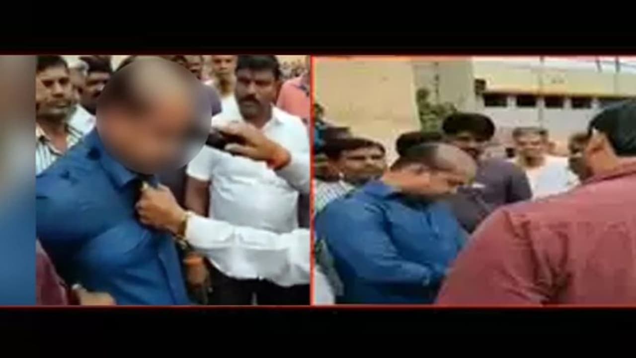 ఉద్ధవ్పై అసభ్యకరపోస్ట్: నడిరోడ్డుపై గుండు గీయించిన శివసైనికులు ఉద్ధవ్పై అసభ్యకరపోస్ట్: నడిరోడ్డుపై గుండు గీయించిన శివసైనికులు