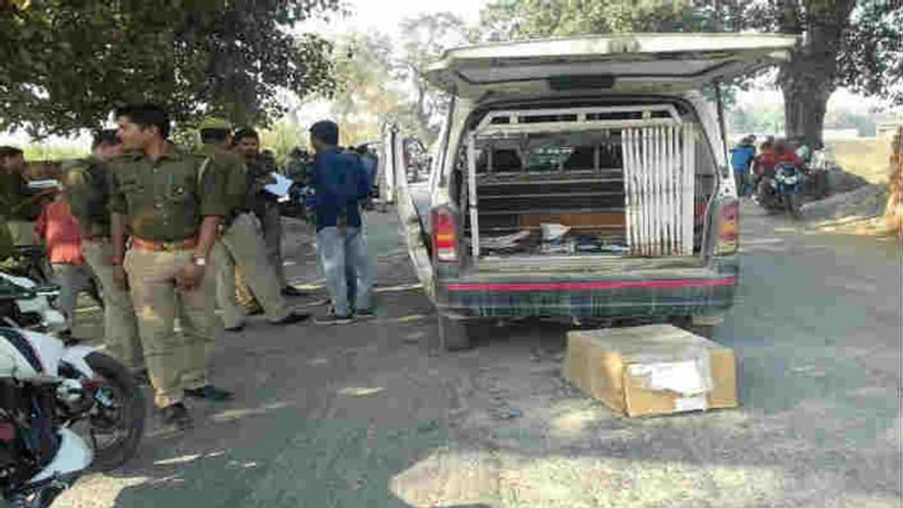 यहां अफसरों के साथ नीतीश कुमार कर रहे थे बैठक, दिनदहाड़े अपराधियों ने लूट लिए 24 लाख रुपए यहां अफसरों के साथ नीतीश कुमार कर रहे थे बैठक, दिनदहाड़े अपराधियों ने लूट लिए 24 लाख रुपए