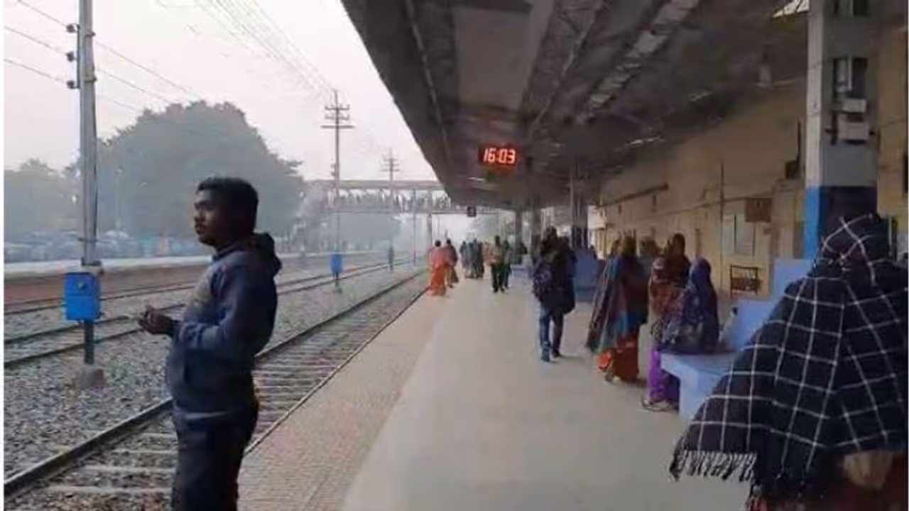 বিক্ষোভের জেরে দশ দিন বন্ধ রাধিকাপুর এক্সপ্রেস, চরম সমস্য়ায় রায়গঞ্জবাসী বিক্ষোভের জেরে দশ দিন বন্ধ রাধিকাপুর এক্সপ্রেস, চরম সমস্য়ায় রায়গঞ্জবাসী