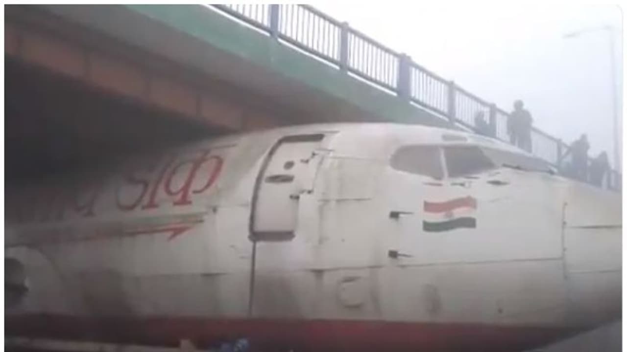 ഉപേക്ഷിച്ച വിമാനവുമായി പോയ ട്രക്ക് പാലത്തിനടിയില്‍ കുടുങ്ങി; വീഡിയോ വൈറല്‍